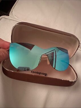 Illesteva "Boca Mask" in a blue mirrored finish. with Case